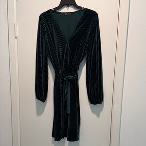 Velvet green long sleeve dress with waist tie
